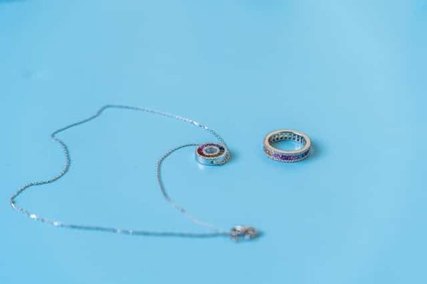 Comment entretenir et nettoyer ses bijoux pour qu'ils gardent leur éclat ?